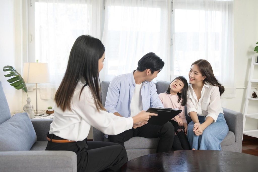 ครอบครัวพบที่ปรึกษาประกันภัยอย่างมีความสุข